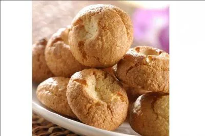 Ce biscuit rondouillard,  la texture granuleuse et moelleuse, a un trou conique en son centre bomb. Plus de la moiti de sa pte est de l'amande en poudre. Il accompagne trs bien une glace, une mousse au chocolat ou une salade de fruits. C'est le :
