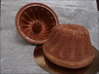 Cette grosse brioche moelleuse, autrefois appele  gteau  la royale , ressemble  un kouglopf alsacien mais sa texture est plus molle et plus tendre grce  l'abondance du beurre. Elle doit tre cuite dans un moule ctel en terre vernisse. C'est le :