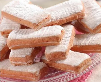 L'un des plus vieux de l'histoire culinaire, il est originaire de Reims. Sa cration date des annes 1960. Il est coutume de le tremper dans du champagne pour le ramollir. Outre sa couleur rose, il est caractris par une texture craquante et fondante. Il se mange seul ou en ingrdient dans d'autres gteaux. C'est :