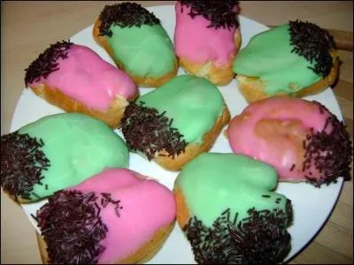 Cette ptisserie, qui a la forme du fruit du chne, est constitue d'une pte  choux fourre de crme ptissire et recouverte d'un glaage et de vermicelles de chocolat  une extrmit. En Champagne, la couleur du glaage correspond  la saveur du fourrage. S'il est blanc, la crme est nature. S'il est vert, la crme est parfume au rhum. S'il est rose, elle est aromatise au Grand-Marnier.