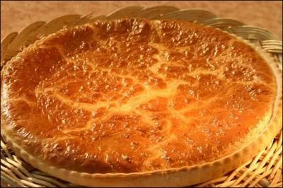 La tarte au queumeu est servie,  Langres, au menu de fte qui suit le 20 janvier. Spcialit de Langres depuis la seconde moiti du XXe sicle, c'est un flan sal ou sucr dont l'ingrdient principal indispensable est local. C'est :