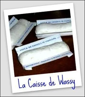La reine Marie Stuart apprciait cette petite ptisserie aux amandes, prsente dans un emballage en papier ressemblant  une caissette. Compose de sucre, blancs d'ufs, amandes et vanille, cette douceur nomme  caisse de Wassy , accompagne une glace ou un caf  la fin d'un repas. C'est une :