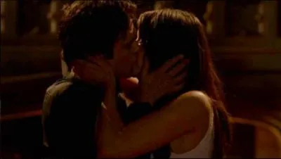 Dans quel pisode Elena choisit-elle Damon ?