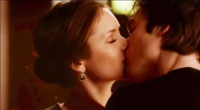 Pouquoi Elena est-elle soumise  Damon ?