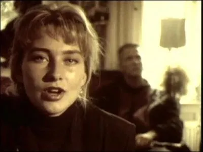 Ce groupe de pop sudois a aussi surf sur la vague Eurodance. Qui s'est fait connaitre avec la chanson  All that she wants  ?