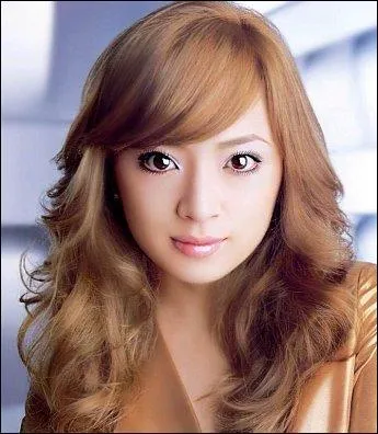 La coiffure montre une mche ...