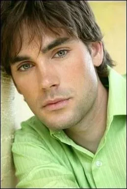 Sous quel nom Chris se prsente-t-il aux surs lors de leur premire rencontre ?