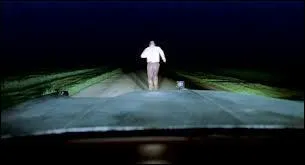 Dans quel clip de Radiohead sorti en 1997, un homme est-il poursuivi par une voiture ?