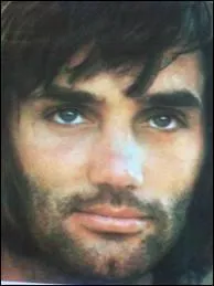 Novembre : George Best tait gnial dans la pratique de son sport :