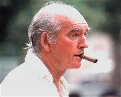 Mai : À l'enterrement d'Eddie Barclay, toutes les stars étaient habillées en blanc comme lorsqu'elles participaient aux ''Nuits blanches'' que le producteur organisait...