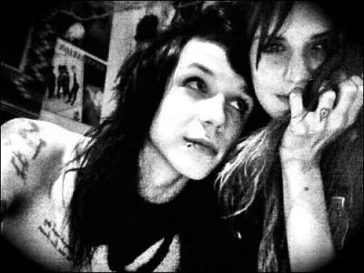 Quelle chanteuse ayant particip  XFactor est-elle en couple avec le chanteur des Black Veil Brides ?