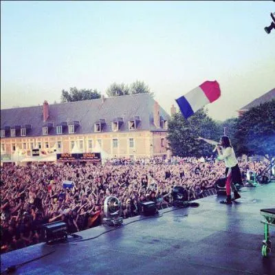 De quel groupe fait partie le chanteur de la photo (Main Square 2013/05/07)