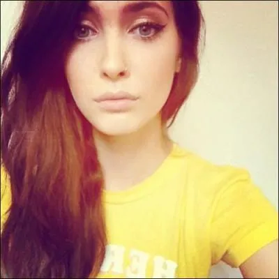 Avec quel chanteur cette femme fabuleuse, mannequin de chez Drop Dead (Amanda Hendrick), est-elle en couple ?