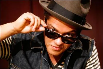 Quel est le mtier de sa petite amie ?