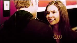 Elle rencontre pour la premire fois Stefan au Mystic Grill.