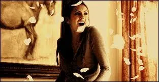 Ses meilleures amies sont Vicki Donovan et Bonnie Bennett.