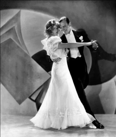 Dans quel film Fred Astaire et Ginger Rogers forment un couple mythique sous le nom de Fred Ayres et Honey Hale ?