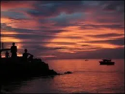 Quel pote galement auteur du   lac  et de  l'isolement  a crit  Le soir  (Le soir ramne le silence assis sur ces rochers dserts, je suis dans le vague des airs le char de la nuit qui s'avance  ?