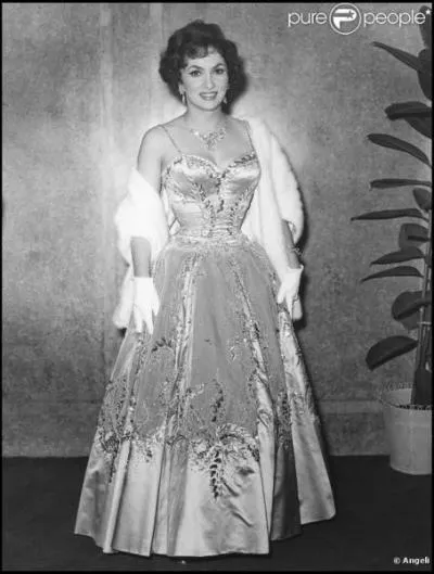 Quelle est cette magnifique actrice en robe du soir ?