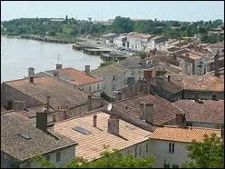 La commune de Tonnay-Charente ( Charente-Maritime ) est chef-lieu ...