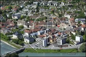 La ville de Bonneville ( Haute-Savoie ) est chef-lieu ...
