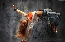 Cette jeune fille est en équilibre sur...