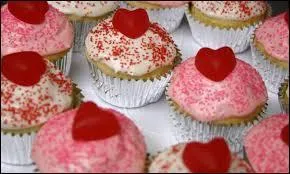 Combien de gâteaux entiers voit-on sur cette photo ?