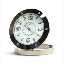 Quelle heure affiche l'horloge ?