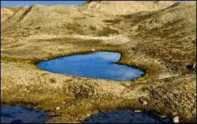 Ce lac est en forme...