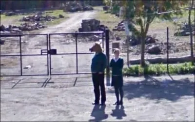 Un homme avec une tête de cheval est aperçu sur le bord d'une route :