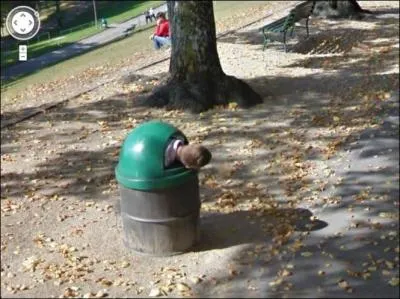 Un enfant est coinc dans une poubelle :