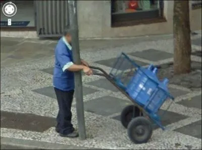 Cet homme a visiblement un petit problme, a s'est pass :