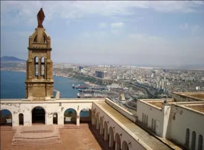 C'est une ville portuaire de la Mditerrane :