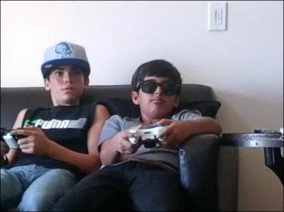 Quel est le surnom que lui donnent les membres de ce groupe ?