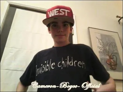 Cameron est de peau mixte. Quelle couleur de peau a son pre ?