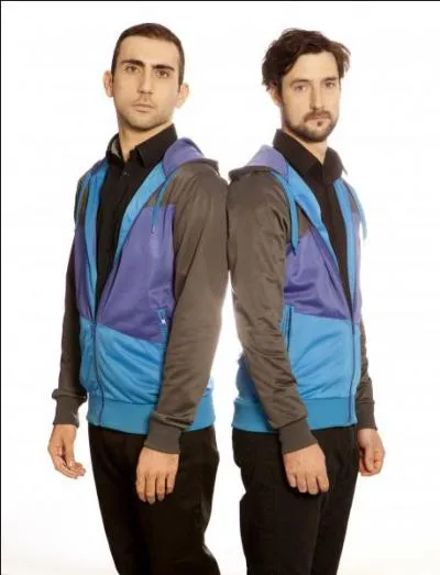 Quel est ce groupe qui met des chansons dans son sketch ?