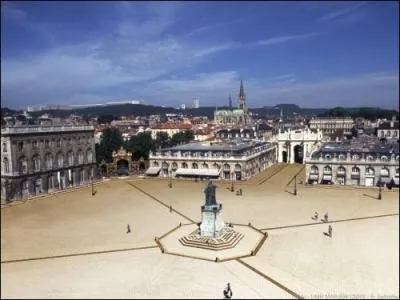 Je suis une grande ville du nord-est de la France, je renferme une belle place nomme la place Stanislas, je me situe  plus de 50 kms de la frontire allemande, qui suis-je ?