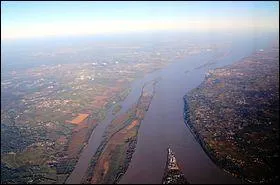 Je porte le nom d'une couleur et d'un vin rouge; le nom de mon dpartement est celui d'un fleuve dont l'estuaire est le seul en France  ne pas avoir de pont, qui suis-je ?