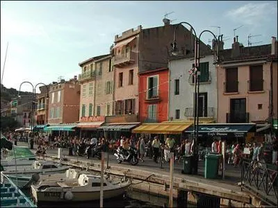Je porte le nom d'un fruit, je suis connu pour la beaut de mon port et de mes calanques, qui suis-je ?