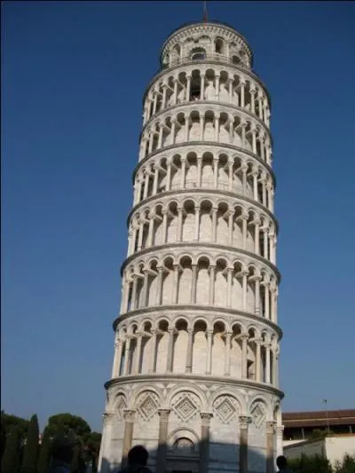 La tour de Pise est-elle plus ou moins haute que la tour Eiffel ?