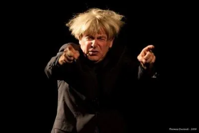 Ces quelques paroles devraient vous aider  trouver l'humoriste : Mort pour l'honneur des 3 couleurs / Toi qui l'auras trop bien aim / Et parfois mme abus / Te voila donc dans la bire !