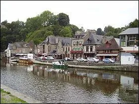 Dinan est une ville ________.
