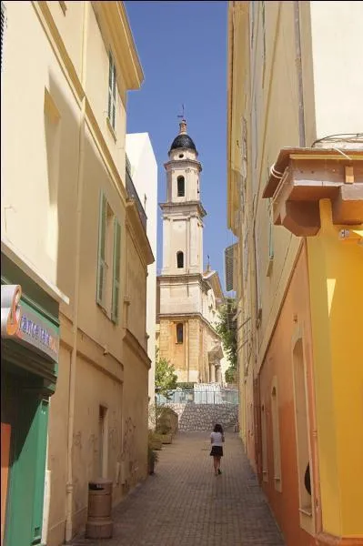 Menton, ville  20 km de l'Italie est-elle franaise ou suisse ?