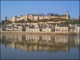 Je vous emmne  Chinon ( Indre-et-Loire ), o la ville est chef-lieu ...