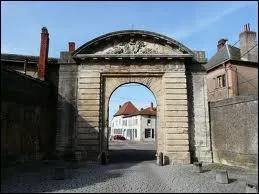 Pass cette porte, nous entrons  Dieuze ( Moselle ). La ville est chef-lieu ...
