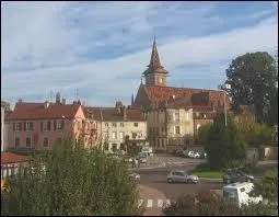 Je pars  Louhans ( Sane-et-Loire ), ville qui est chef-lieu ...