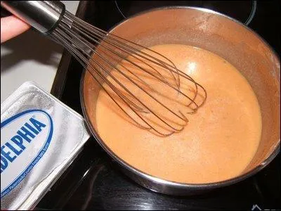 Lequel de ces ingrdients rentre dans la composition de la sauce  Aurore  ?