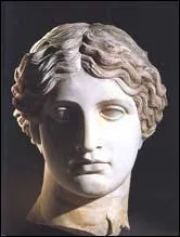 Mais les Romains s'indignent de la prsence de Cloptre  Rome. En effet, Csar est mari depuis -49  une respectable romaine nomme :