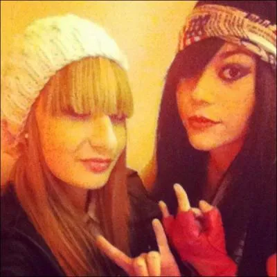 Comment s'appelle le groupe de Jena Lee ?