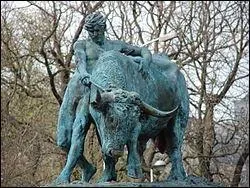 En wallon ligeois, comment appelle-t-on cette sculpture clbre chaque anne par le folklore estudiantin ?